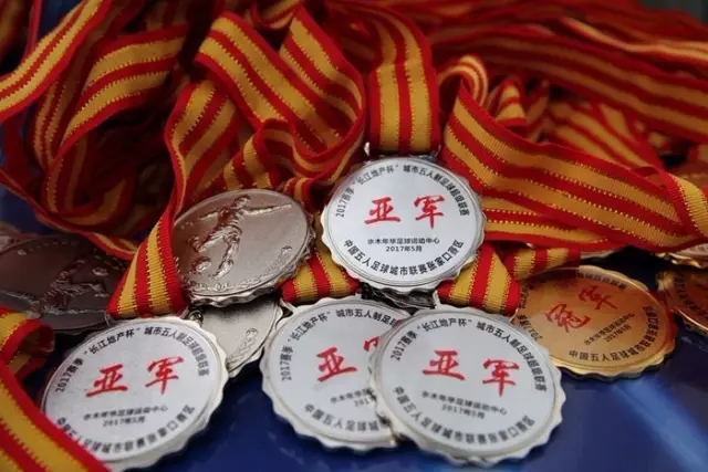 米兰在友谊赛中逆转击败曼联，众将齐发力